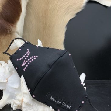 Mascarilla negra con inicial personalizable en cristales de Swarovski