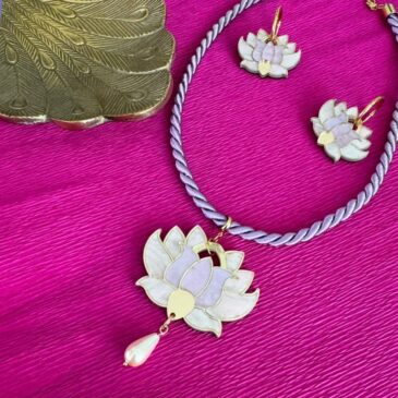 Conjunto de pendientes y collar Flor de Loto