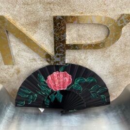 Abanico negro con rosa