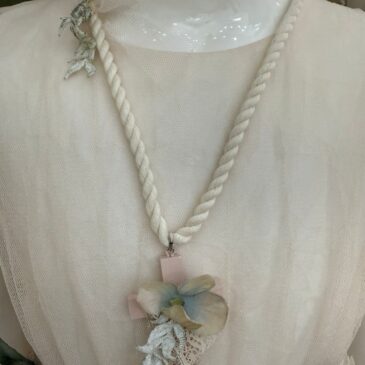 Cruz de niña de comunión de madera con flor verde agua