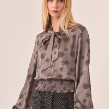 Blusa gris con lazada y cintura fruncida