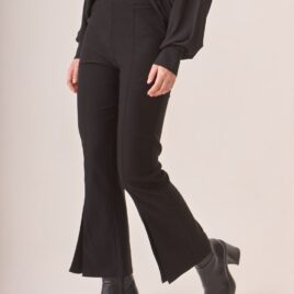 Pantalón Flare con adorno elástico, en cintura