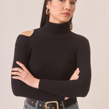 Jersey de viscosa cuello alto y Cut Out en hombro