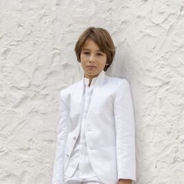 Traje de chaqueta  blanca pantalón beig y camisa blanca de comunión con cuello Mao de Manuel Pardo