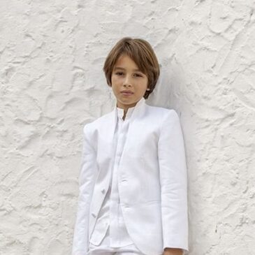 Traje de chaqueta  blanca pantalón beig y camisa blanca de comunión con cuello Mao de Manuel Pardo