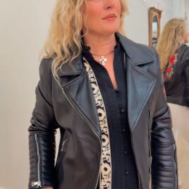 Cazadora de piel bordada con rosas