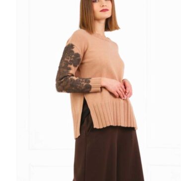 Jersey bordado en mangas Beige