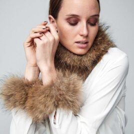 Puños marrones de pelo natural