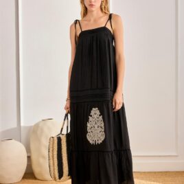 Vestido largo plisados y calados negro