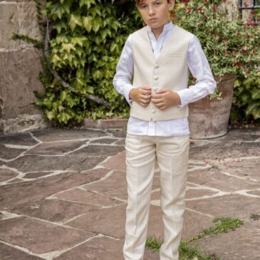 Conjunto de tres piezas en lino con pantalón beige