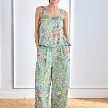 Top flores detalle lentejuelas azul