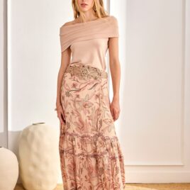 Falda pareo con flores y bordados en rosa