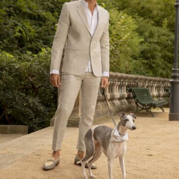 Traje de lino beig, de chaqueta, cuello solapa y pantalón de Manuel Pardo