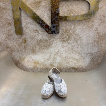 Esparteñas de niña ibicencas con margaritas grandes